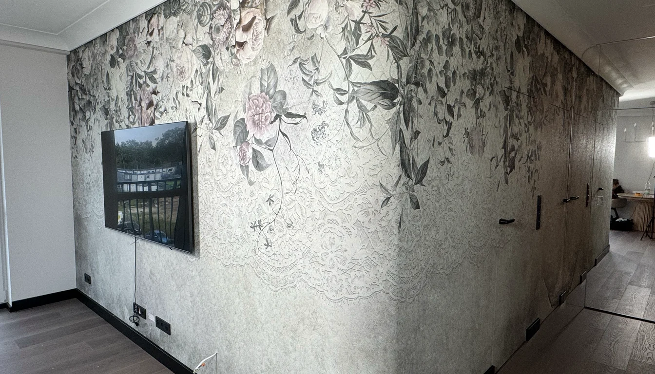 Mural na ścianie i drzwiach ukrytych — realizacja Dekosfera