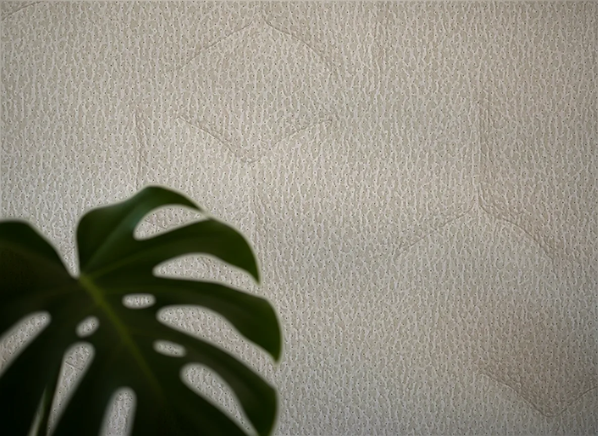 Polyform Vinacoustic Eole — Detal — za liściem monstery